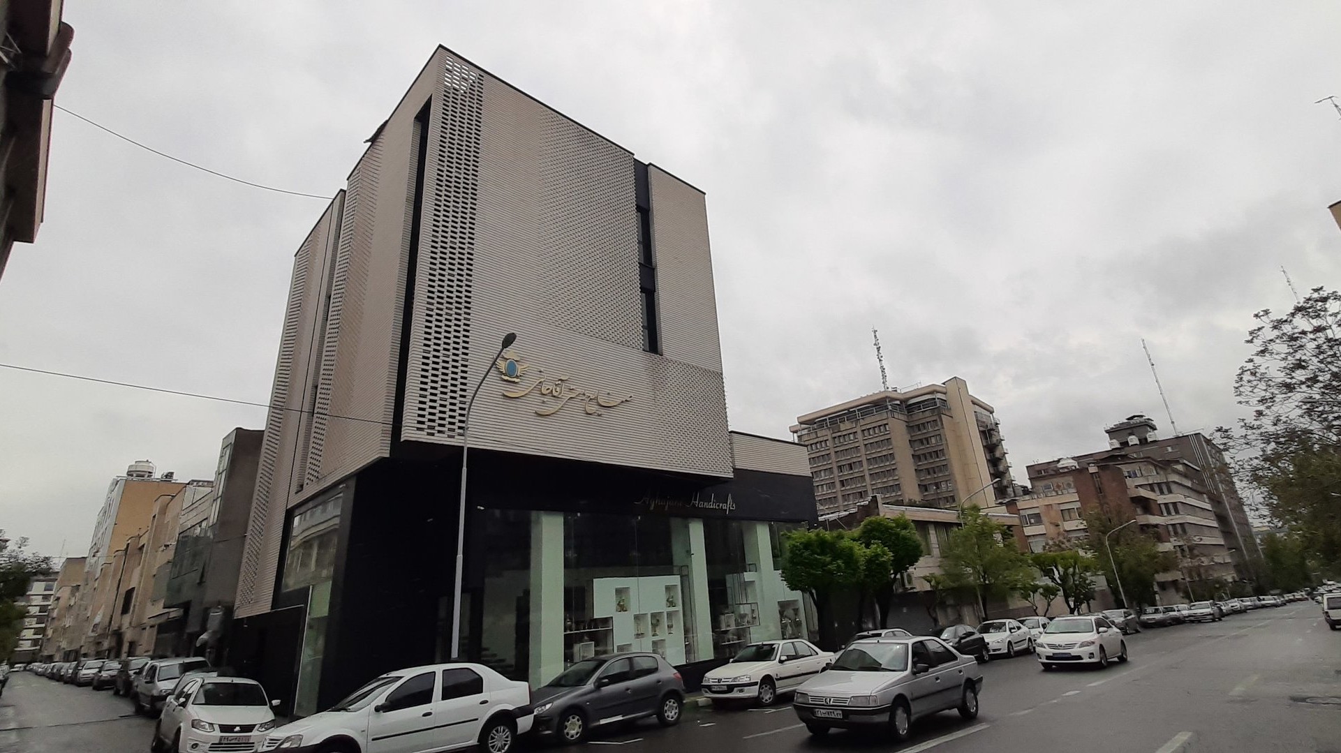 پارکینگ مکانیزه زیرزمینی آقاجانی
